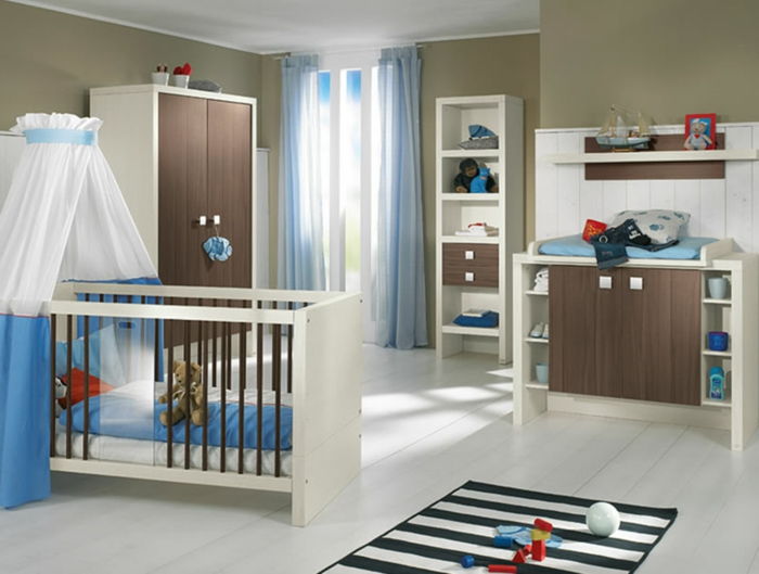 babyroom-design-preproga-belo-zavese-on-the-otroška posteljica