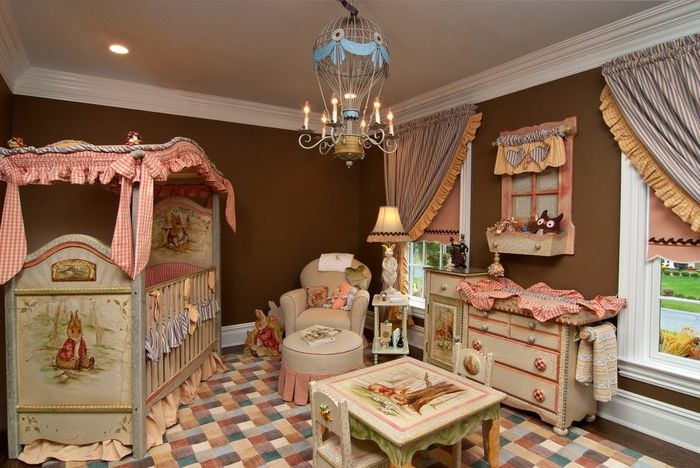 pasakos kūdikių kambarys, chandelier kaip balionas, lova su baldakimu, vaikų baldai, spalvinga ir jaukus