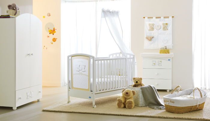 Kūdikių kambarys pastelinės spalvos, balta ir geltona baldakimu, Kuschekbären, idėjos dekoruoti