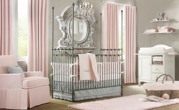 Espelho de luxo e espelho rosado no quarto do bebê