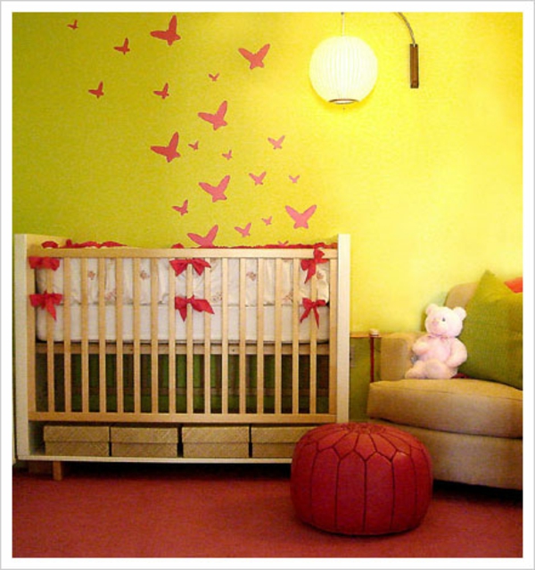 emoldurando a parede amarela com borboletas