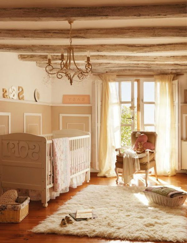 Lustre de carpete macio e tábuas de madeira na parede para um bom design de quarto de bebê