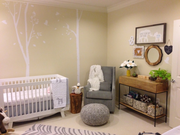 Bebek odası gri pembe fikirler ağaçlar beyaz duvar dekor dışkı gri koltuk beyaz çiçekler süslemeleri ayna
