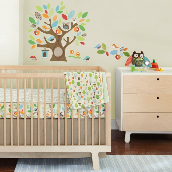 Bebek odası gri pembe fikirler bej ahşap mobilya bebek beşiği ve çekmeceli dolap renkli ağaç deco duvar çıkartma baykuş