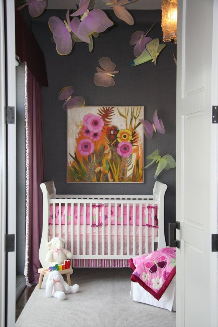 bebek odası gri pembe gri duvar renkli dekorasyon resim ile büyük renkler pembe turuncu dolması hayvanlar kelebek