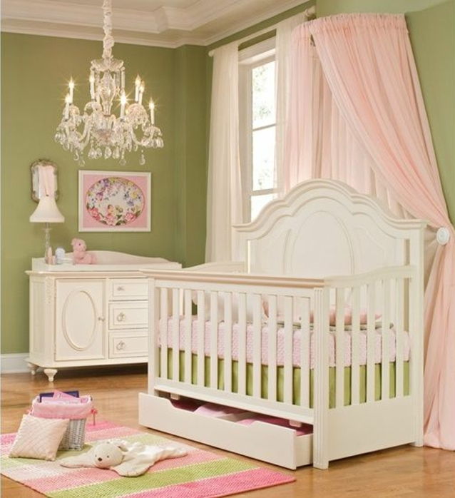 Yeşil pembe ve beyaz mobilya kreş dekorasyon fikirleri bebek yatak dolabı resim lamba takı standı