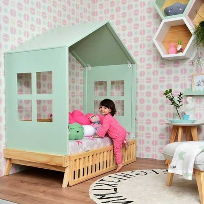 kreş mobilya mutlu kız küçük ev kendi odasında yatak tasarım fikirleri pembe pijama