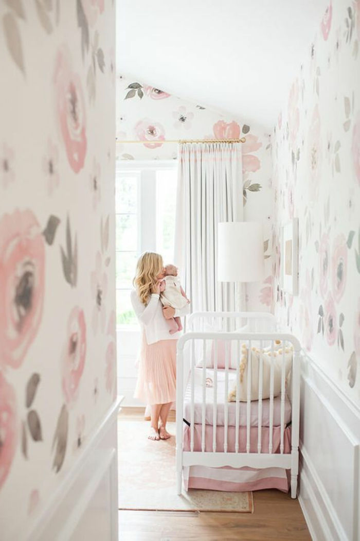 Çocuk ile duvar anne için beyaz ve pembe gri güller dekorasyonda kreş iç tasarım
