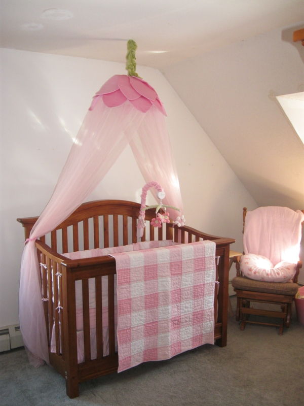 babykamer-in-een-penthouse-hemelbed