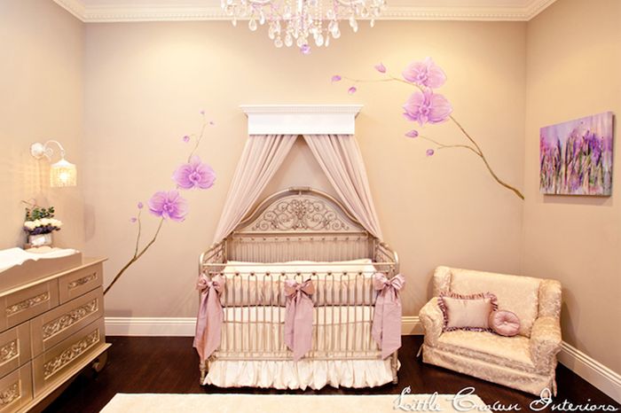 Prabangus kūdikių kambarys, sienų deko alyvinė gėlė, žaisminga liustra, keturių plakatų lova