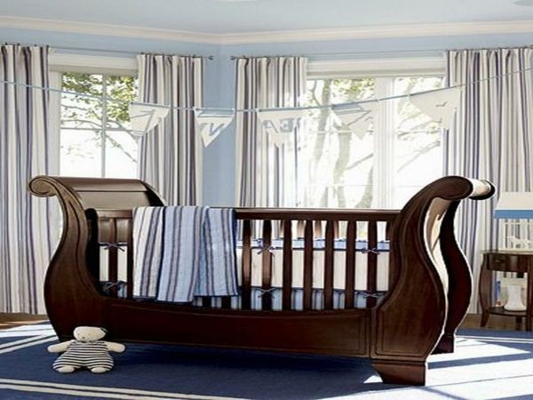 babyroom-young-intressant modell-of-trä-barnsäng