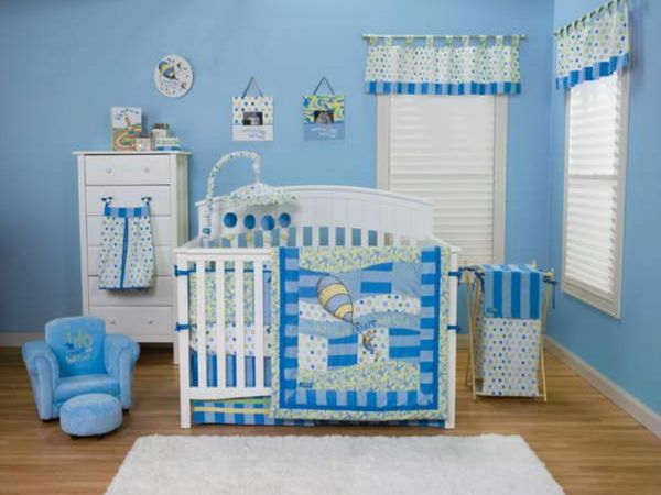 babyroom-young-inredning-in-vit-och-blå