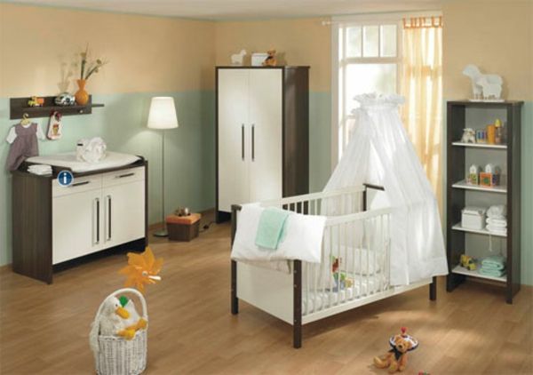 babyroom-Young-vit-barnsäng-med-gardiner