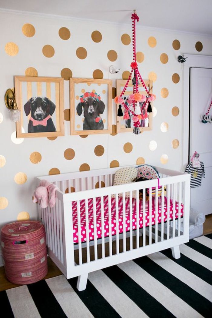 Çocuk odası dekorasyon noktalı duvar golden deco resimleri köpekler yatak beyaz pembe kırmızı halı siyah ve beyaz