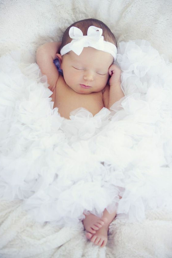 kreş dekorasyon bebek odası tasarımı beyaz melek yay bebek kafası beyaz elbise battaniye