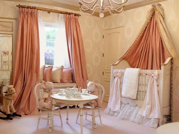 Berçário com design de cama interessante e cor pêssego para cortinas