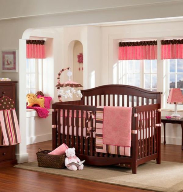 Cor rosada para o design do quarto do bebê
