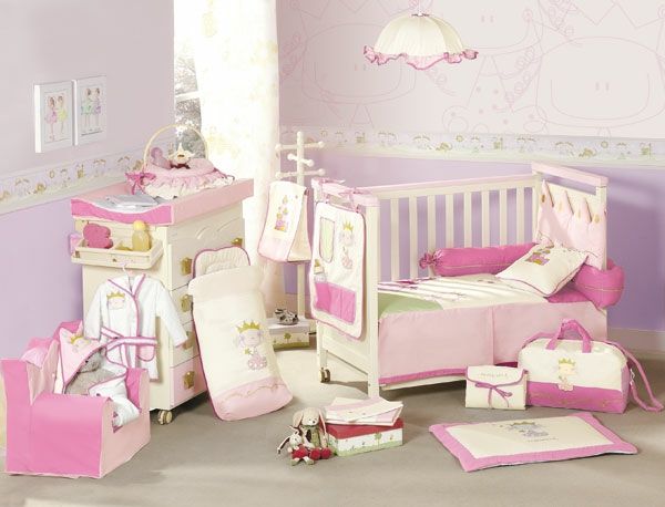 tons de rosa e brancos no quarto do bebê para meninas