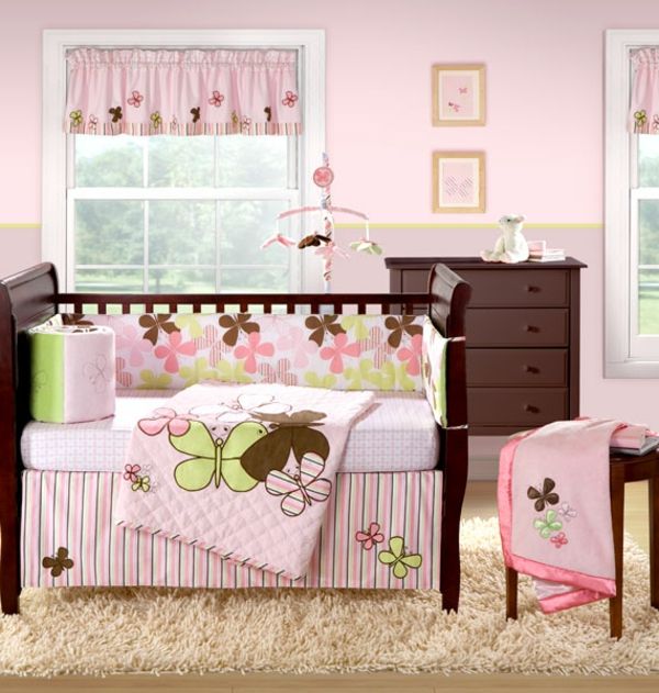 armários de madeira e cor rosada para o quarto do bebê