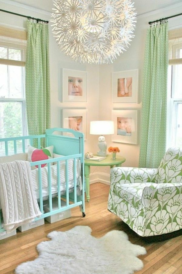 grande lustre e cores brilhantes e frescas no quarto do bebê