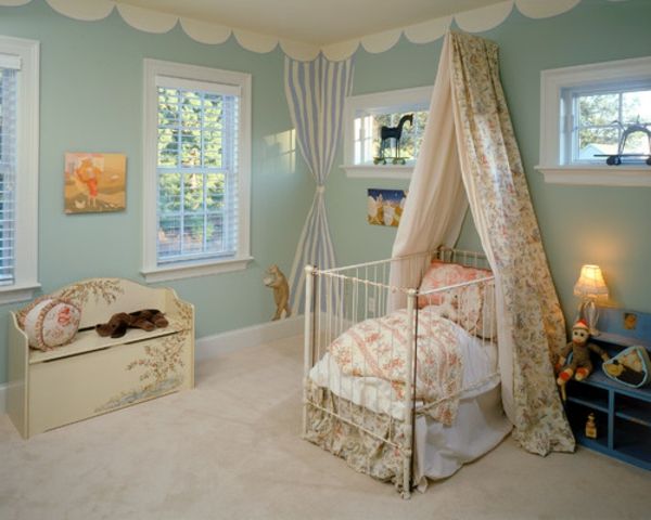 grandes cortinas de janela e cores brilhantes no quarto do bebê