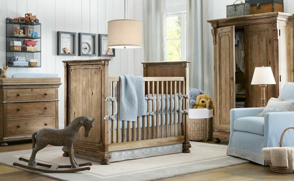 cavalo de madeira para brincar no quarto do bebê com moldura de madeira