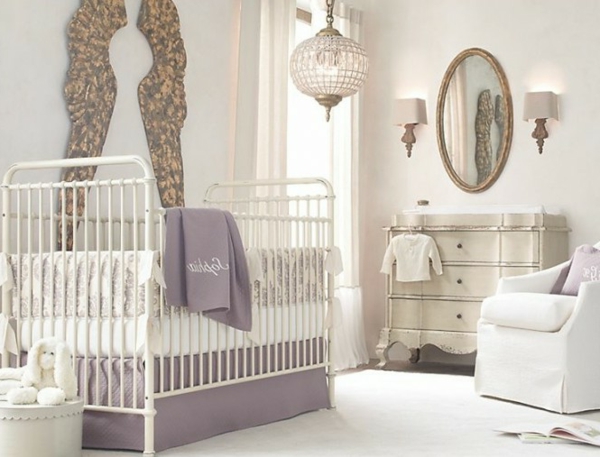 decoração interessante e espelho na parede do quarto do bebê