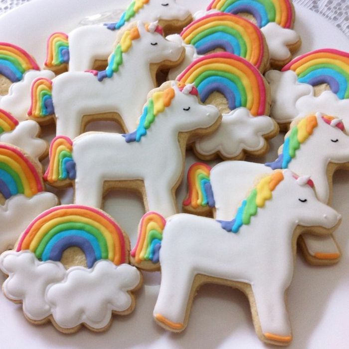 Bakeware för liten vit unicornkaka med regnbåge