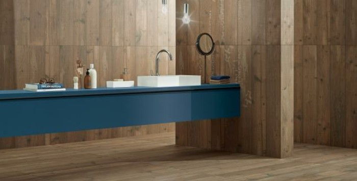 bad-klinkers-i-trä optik Long-blue-bassäng-med-vit-sink