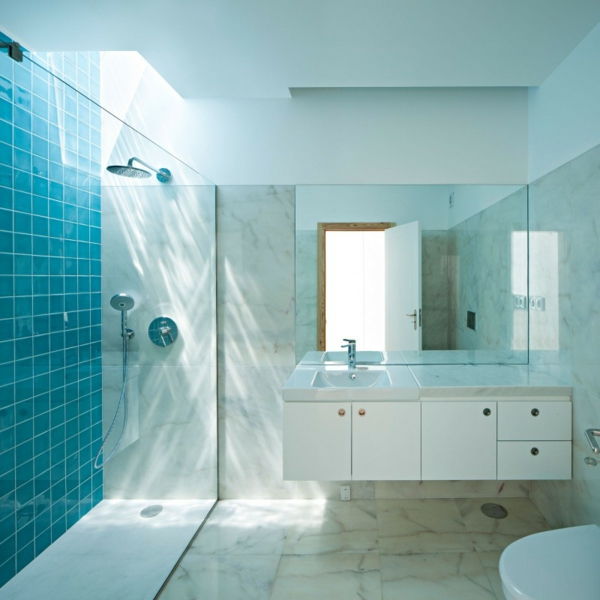 idei de faianta baie cabină de duș albastru culoare, oglinda pe perete, idei originale placi de baie