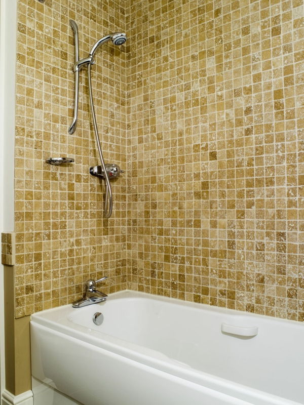 Vonios kambarys su mozaikine plytelėmis smėlio spalvos vonia