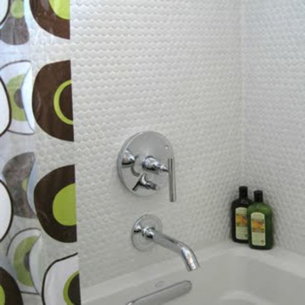 vonios su mozaika-plytelėmis-įdomi vonia balta