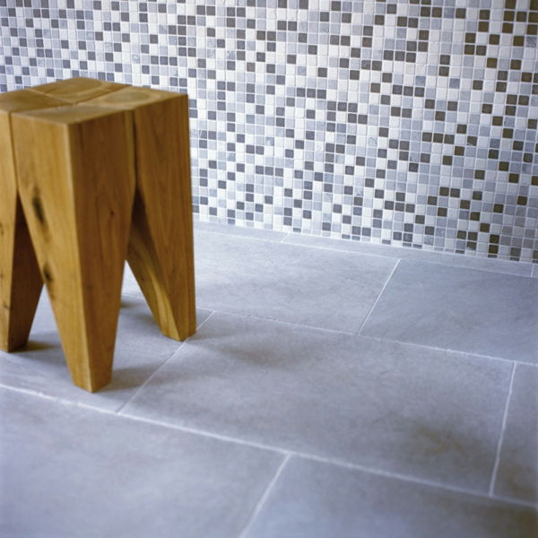 vonios su mozaika-musės pilka-medinė kėdė