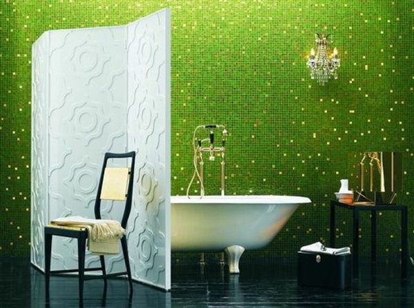 vonios kambario sienų plytelės žalia spalva balta vonia ir ekranas