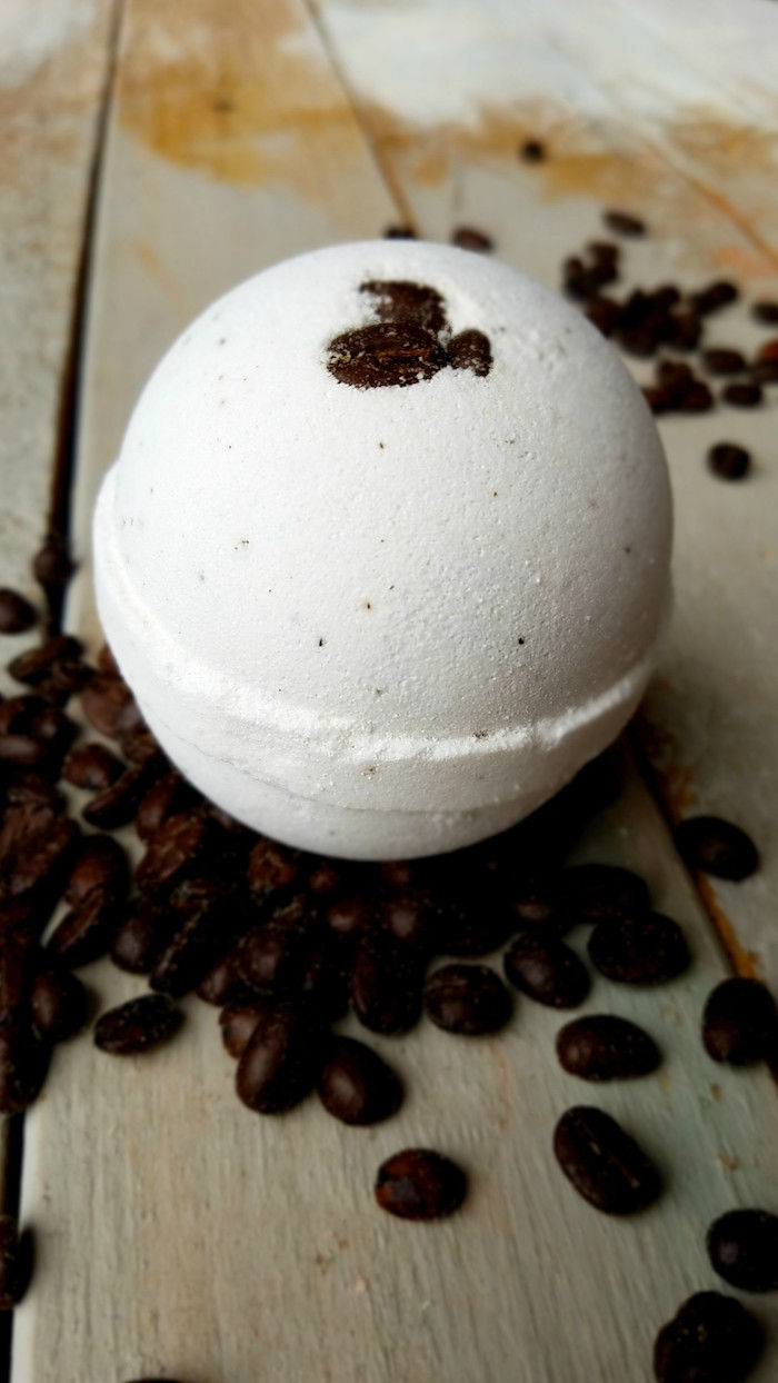 Pasidaryk pats maudymosi kamuolys su kavos, kavos pupelių, šokolado