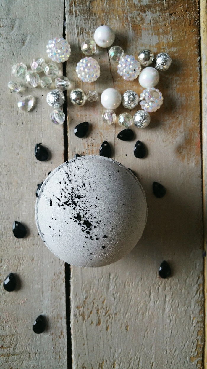 DIY badboll, svarta kristaller, pärlor, rhinestones