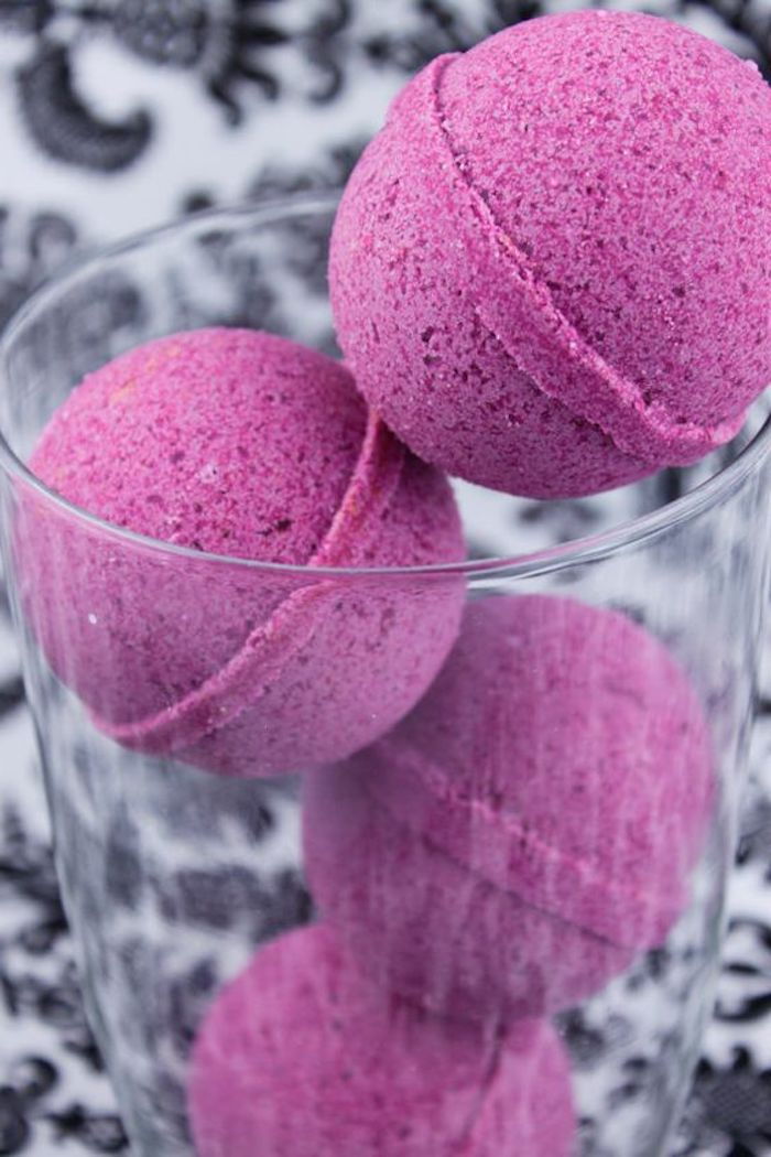 Glas, rosa badbollar med jordgubbar och blåbär