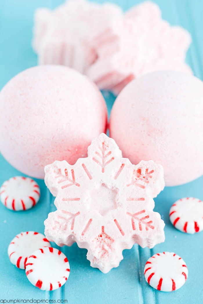 DIY rosa snöflinga, godis, hemlagad badboll