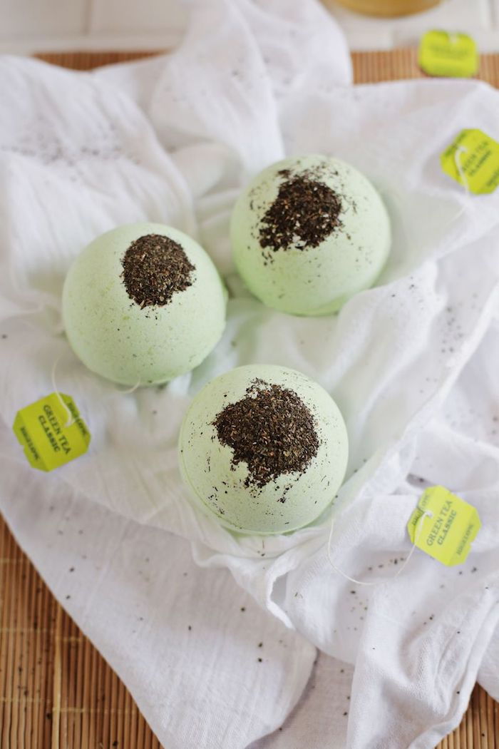 Gör badbollar med grönt te själv, bakpulver, citronsyra