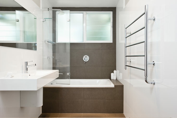 -bath su dušo zonoje mažas elegantiškas vonios kambarys-su-lango