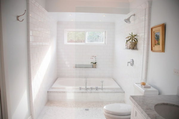 vonia-su-dušas-zona-balta-vonios dizainas
