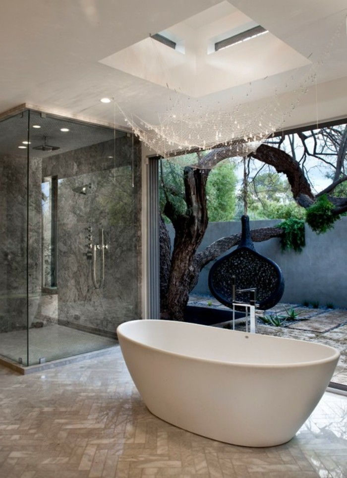 Badet tapet vakker hvit badekar boliger
