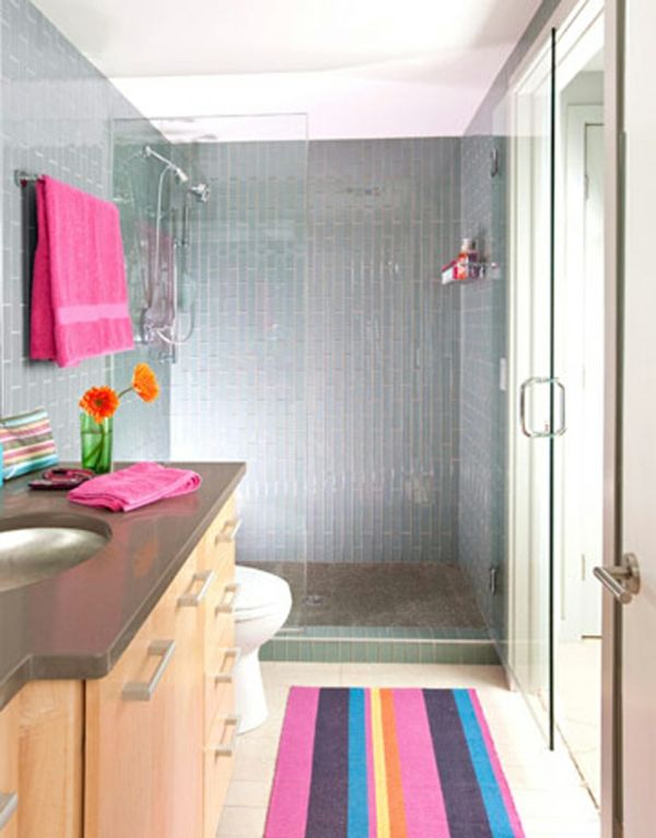 łazienka-kolorowy-dywan-różowe niuanse-cyklamen kolor