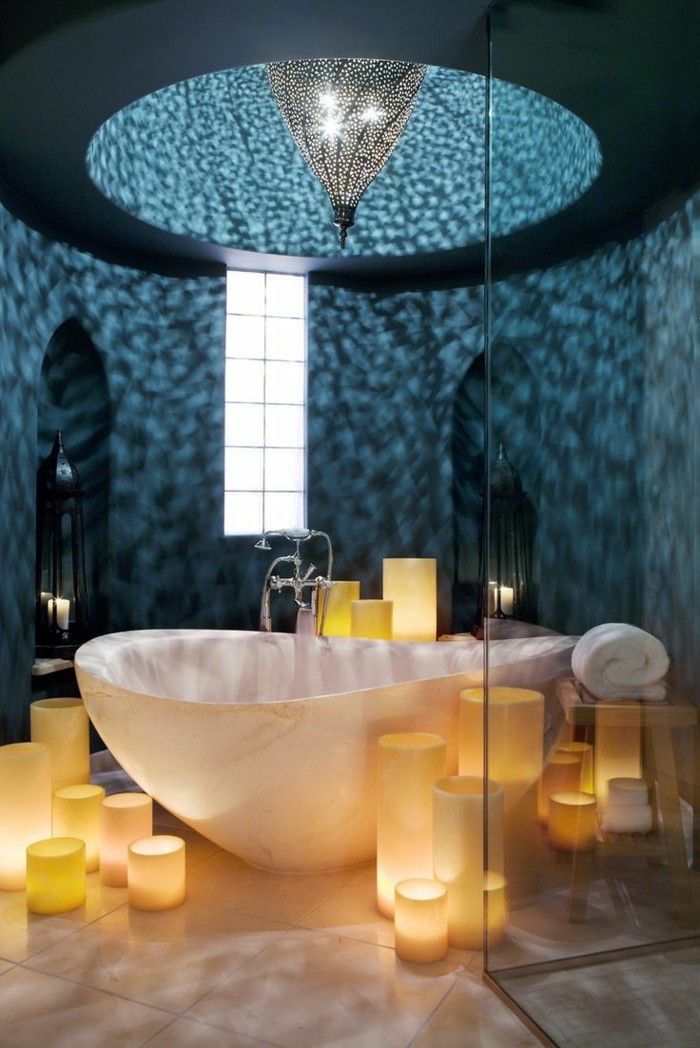 pomysły łazienkowe - białe wanny i romantyczne światła