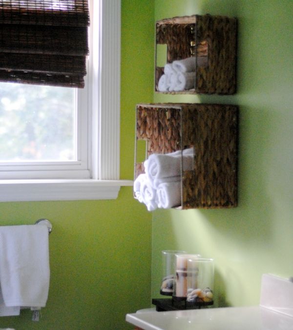 łazienka-kolor zielony-oryginalne-półki-na białe ręczniki