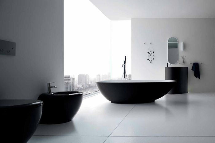 vonios-in-juoda-balta-modernus namas vonioje