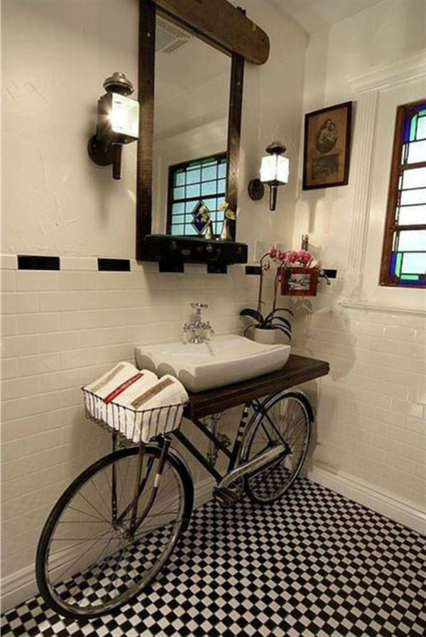 łazienka-kreatywna-lustro-rower-światła na ścianie, lustro