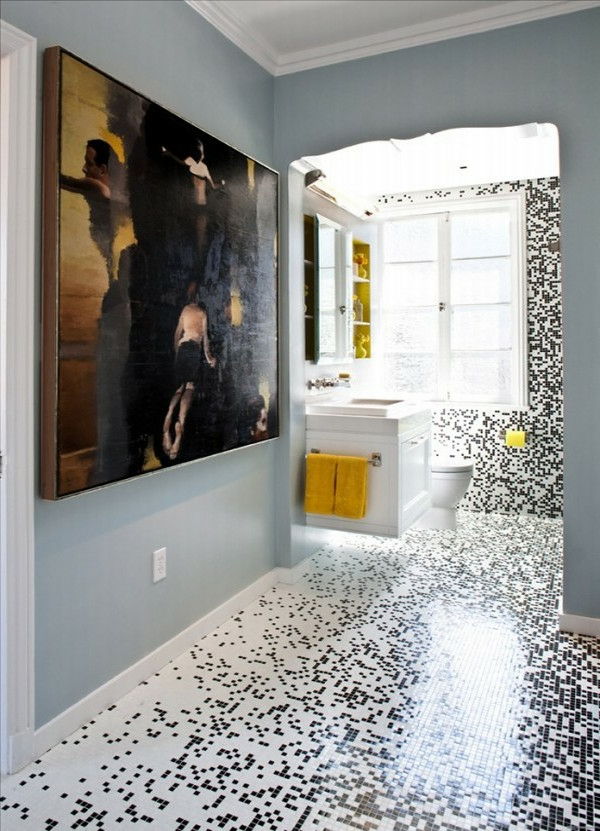 łazienka z dużym obrazem na ścianie - nowoczesny i kreatywny