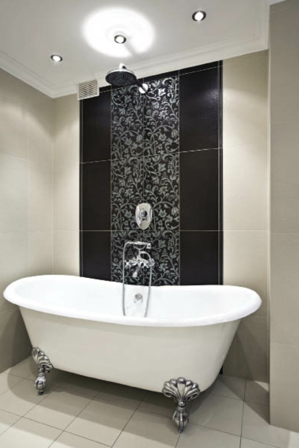 kúpeľňa s bielou vaňou čierny akcent na stenu