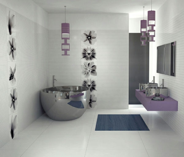 łazienka z liliowymi elementami, ciekawe płytki łazienkowe